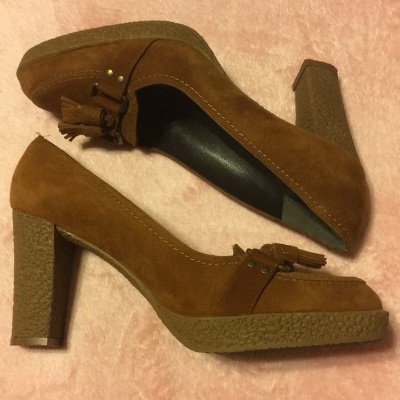 Stuart Weitzman Suede Tassel Gum sole Heels - Picture 3 of 12